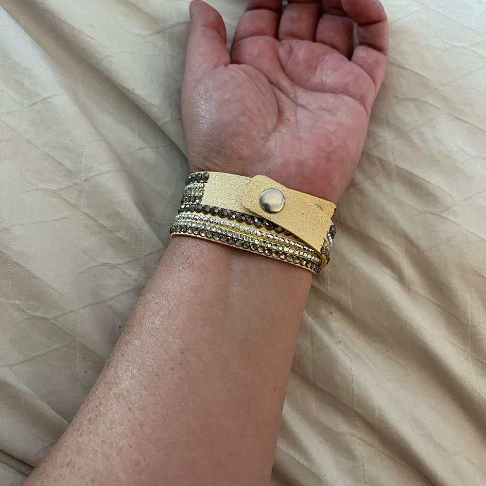 Yellow watch - Picture 6 of 7